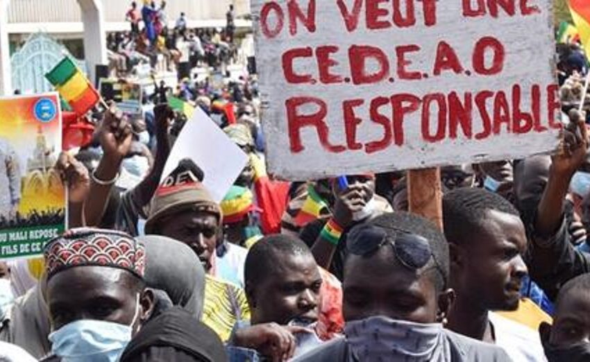  Soutien des populations africaines au Mali après les sanctions de la CEDEAO et de l’UEMOA; Au Burkina Faso, en Guinée, à Bamako, à Paris, les peuples africains ne décolèrent pas